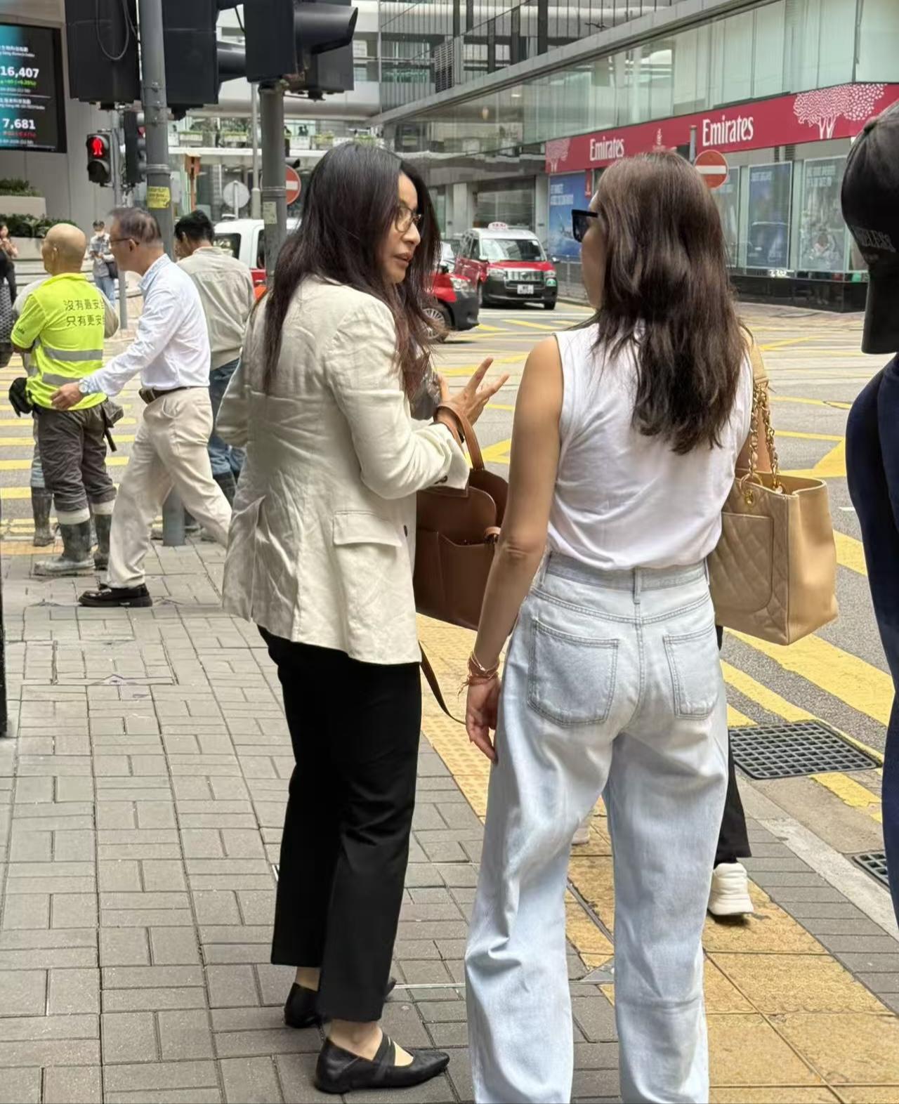 45岁郭晶晶和朋友现身香港中环逛街购物，她的打扮有点一言难尽了！穿的外套皱巴巴的