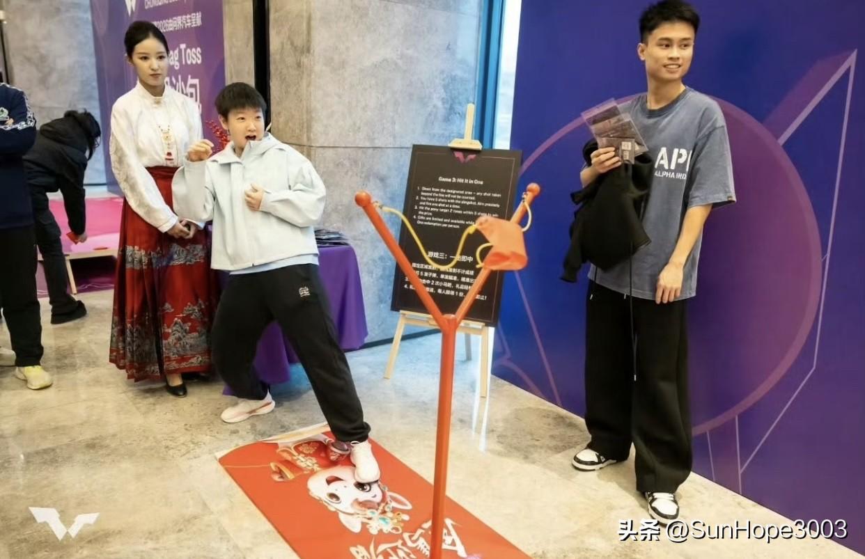 我的天呢，这都萌成啥样了呀，孙颖莎太可爱了。

这是重庆冠军赛的晚宴现场，莎莎在