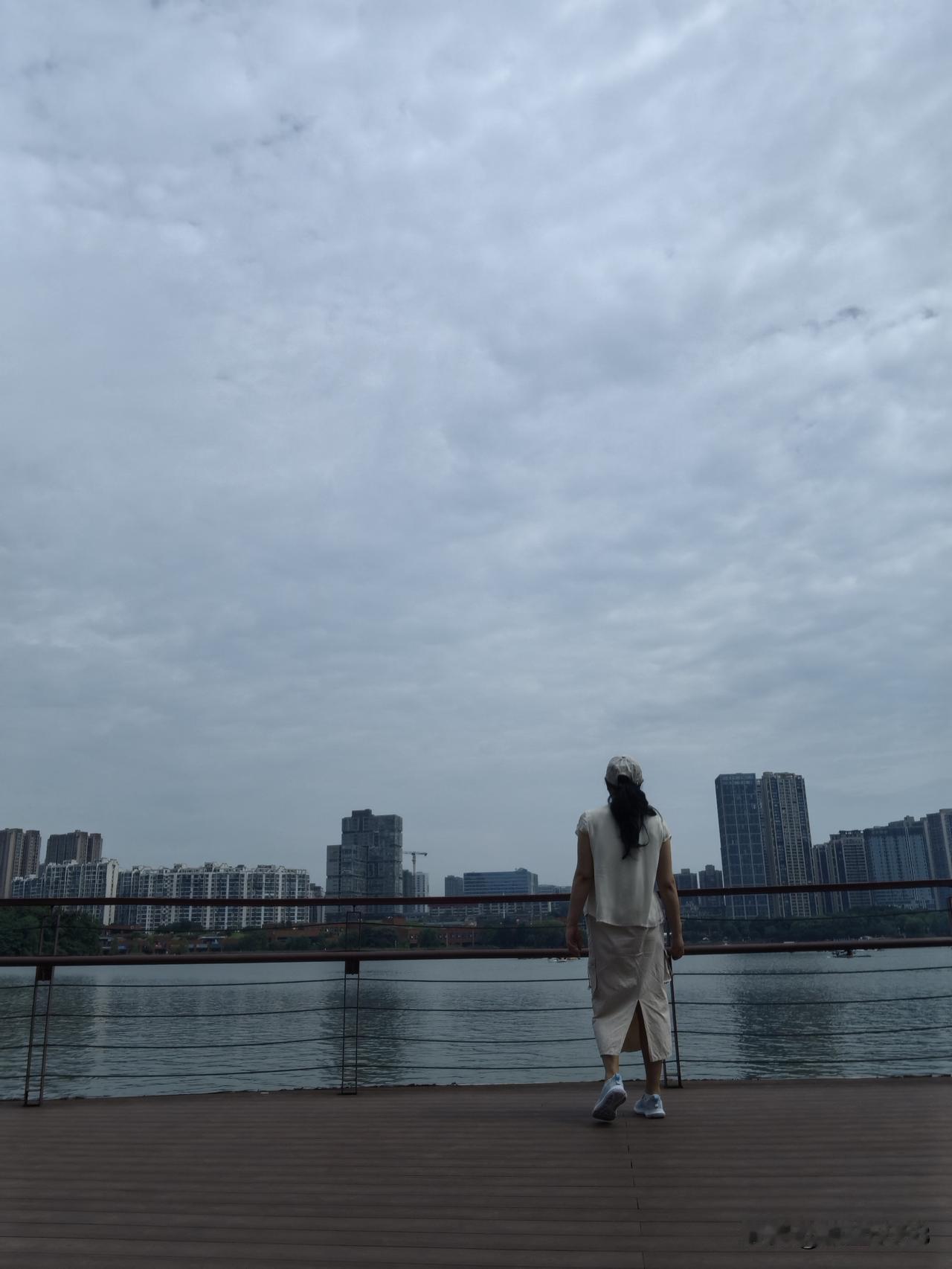 我一直默默在想该过怎样的生活才更好，想着想着，我就到了60岁。还是没能找到很具体