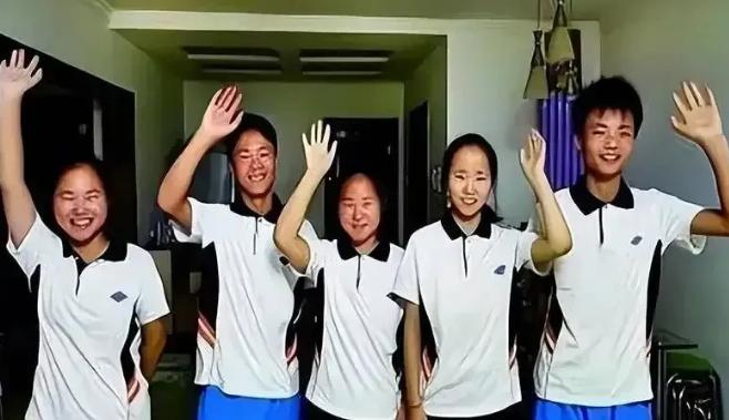 我国首例五胞胎如今已经长大成人，可当年那个拼命赚钱养家的父亲，却再也看不到孩子们