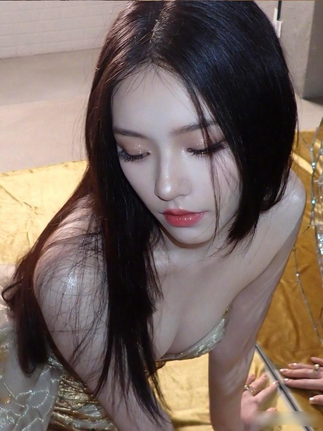 林允是怎么突然走向这种风格的…… ​​​