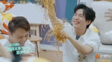 姚政夫妇也来快乐老友记第二季啦
今天快乐老友记主题是《快乐再出发》发布了，MV里