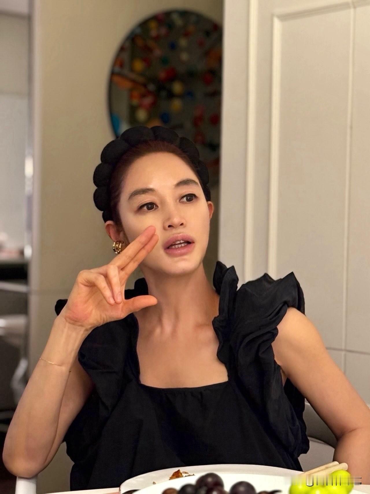 近日，演员金惠秀在个人Instagram上传了多张照片。照片中，金惠秀身处温馨的