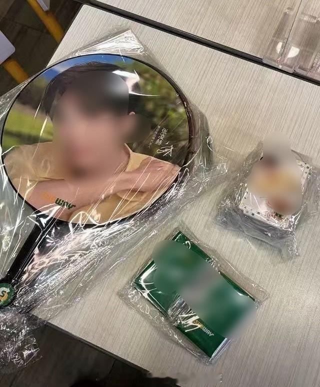 品鉴慕容清峄中刷到了物料哈哈哈哈港澳周边已经上线了哈哈哈哈😂张凌赫 ｜赛百味