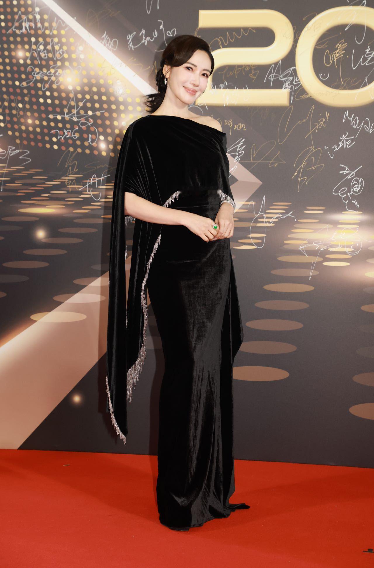 差点没认出来这是李施嬅谁懂啊！李施嬅状态反差也太大了吧～刚播的《再见爱人》里面她