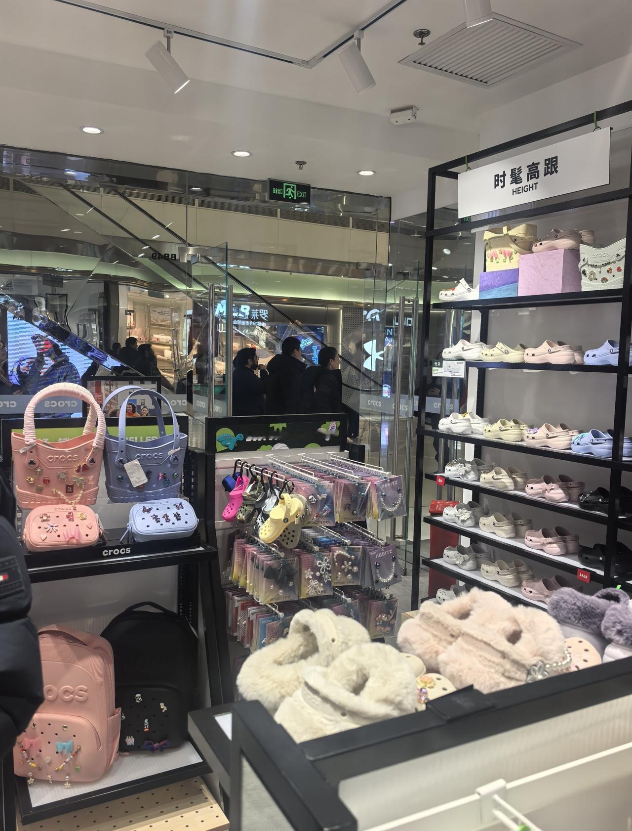 📍东方 
东方新天地奇妙暖冬
非常喜欢他们家的鞋这次过来看一看。
今天服务态度