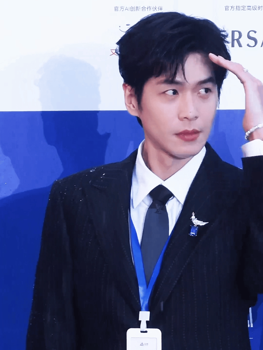 张若昀年会不能停2演热血笨蛋北影节开幕式《年会不能停2！》剧组登场，张若昀、白客