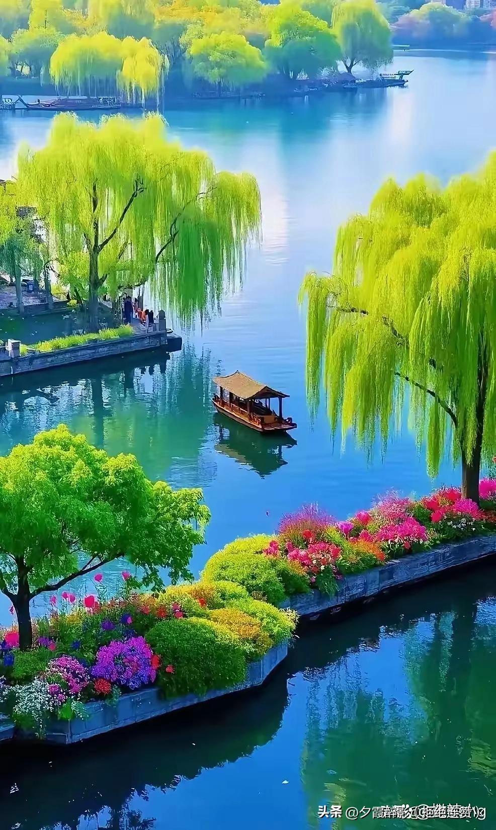 上联：岁岁年年岁月如歌
下联：风风景景风景如画
 
一副写尽时光，一副绘尽风物，