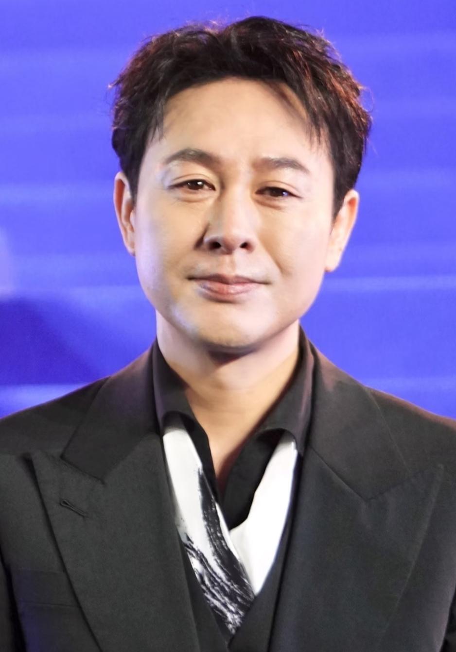 张颂文儒雅感和悲悯感，是一种高级的美！是个自带魅力，不经意间常常会散发出德艺双馨