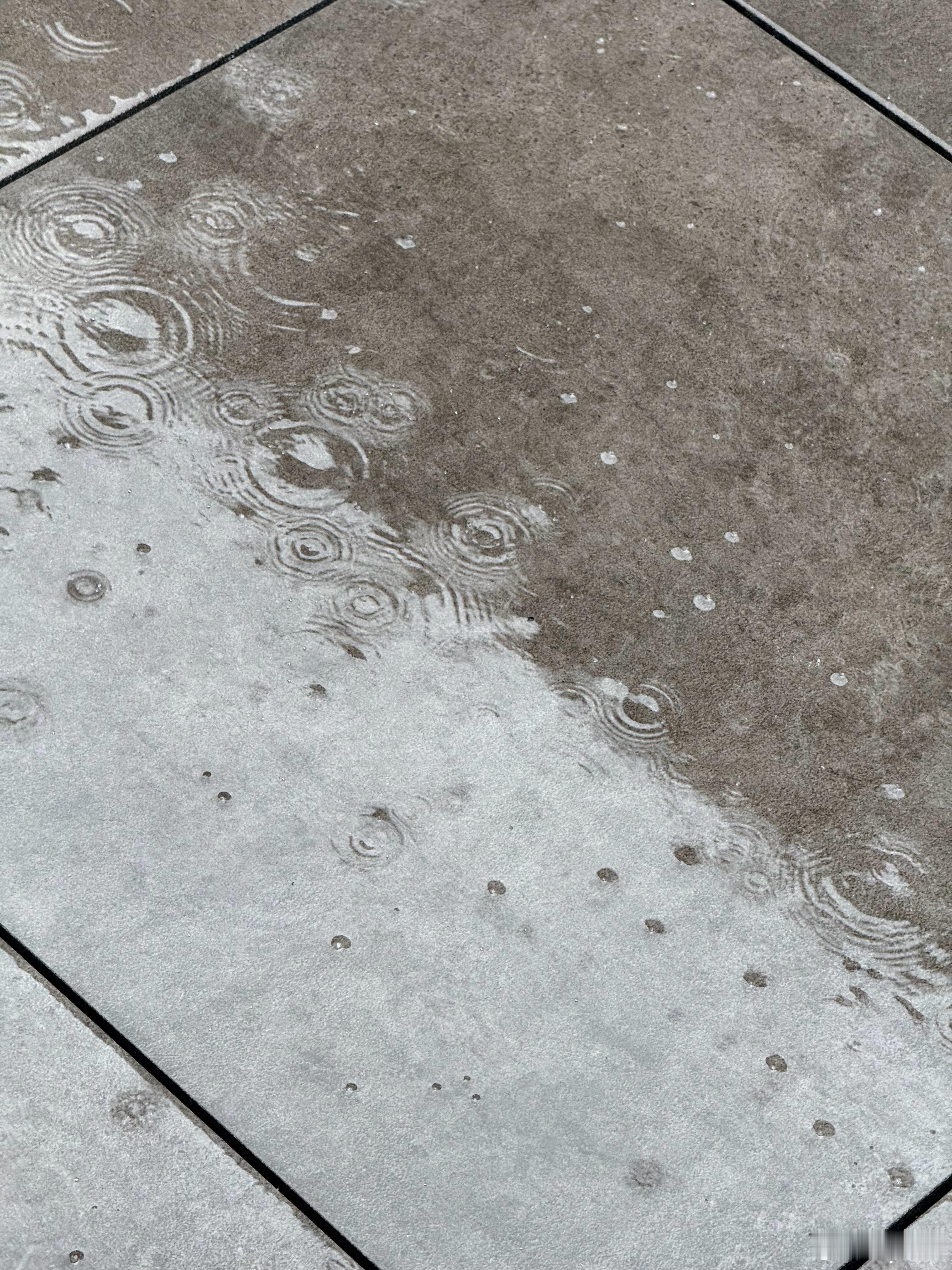 早上又下冰雹了这一天天的我也是服了不是下个月立夏吗感觉一年四季都在过冬天世界最宜