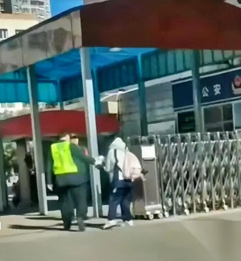 校门口的烤肠，差点闹出“动静”。

不是烤肠的问题，

是女生的电动车钥匙被副校