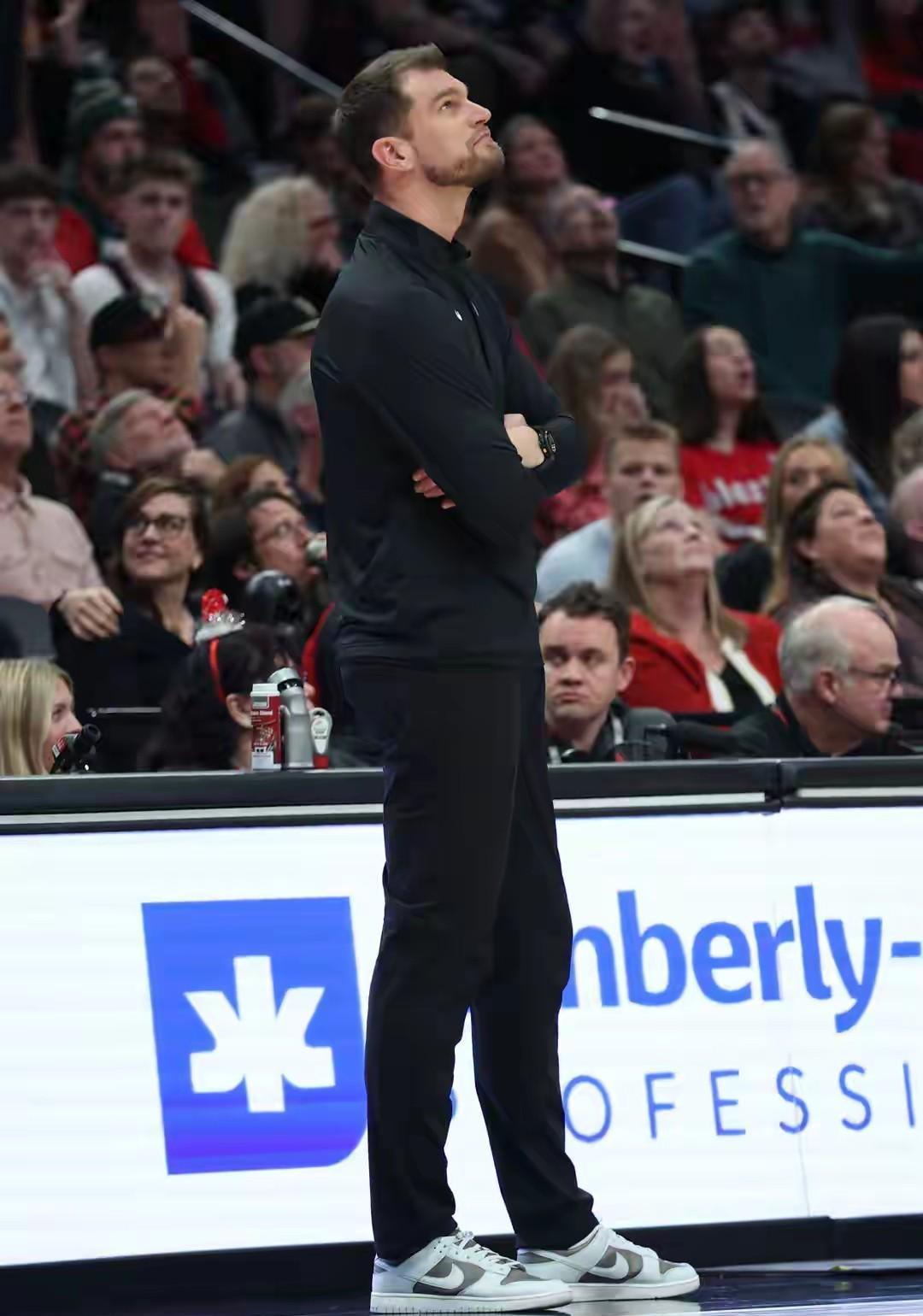 让2米16的大个子飘在外线投三分。
让控卫去篮下肉搏抢板。
波特兰的战术板写满了