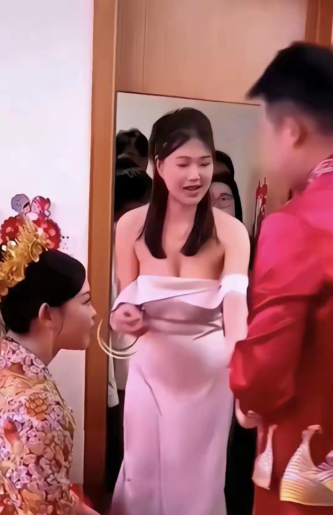 公然的挑逗！
在江苏的一场婚礼上，伴娘身着低胸抹胸裙，风头完全盖过了新娘。

新