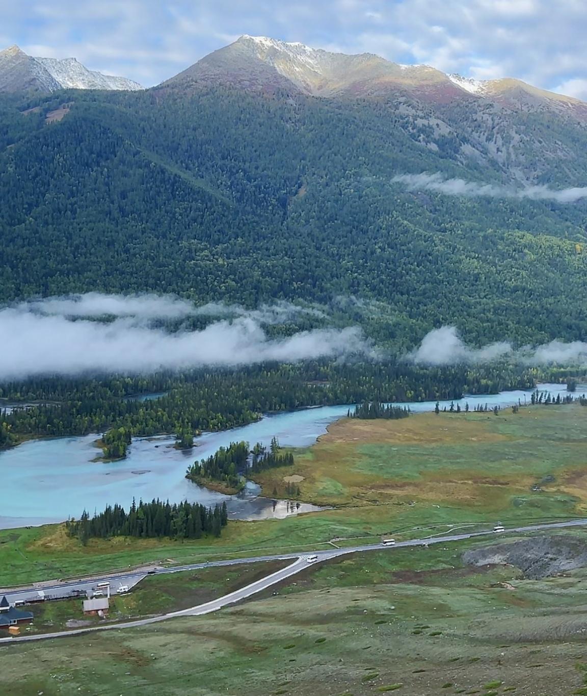 下联：雨打深山万壑松。