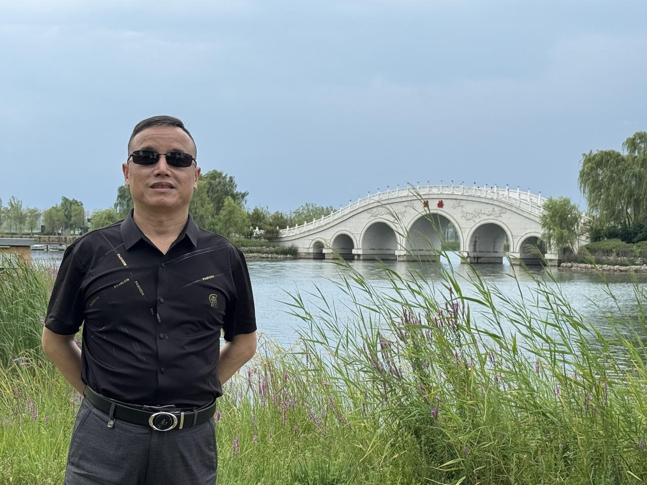 男人为什么喜欢回老家？因为老家的地下埋着祖宗，地上留着自己的童年。有人说女人见过
