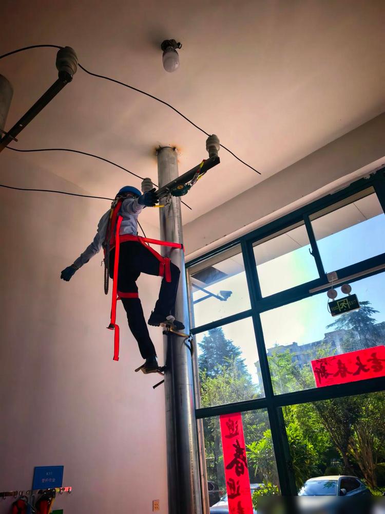 现在电工证，这个哪个专家想出来的，把登杆作业列为必考项，而且还死板的条条框框 必
