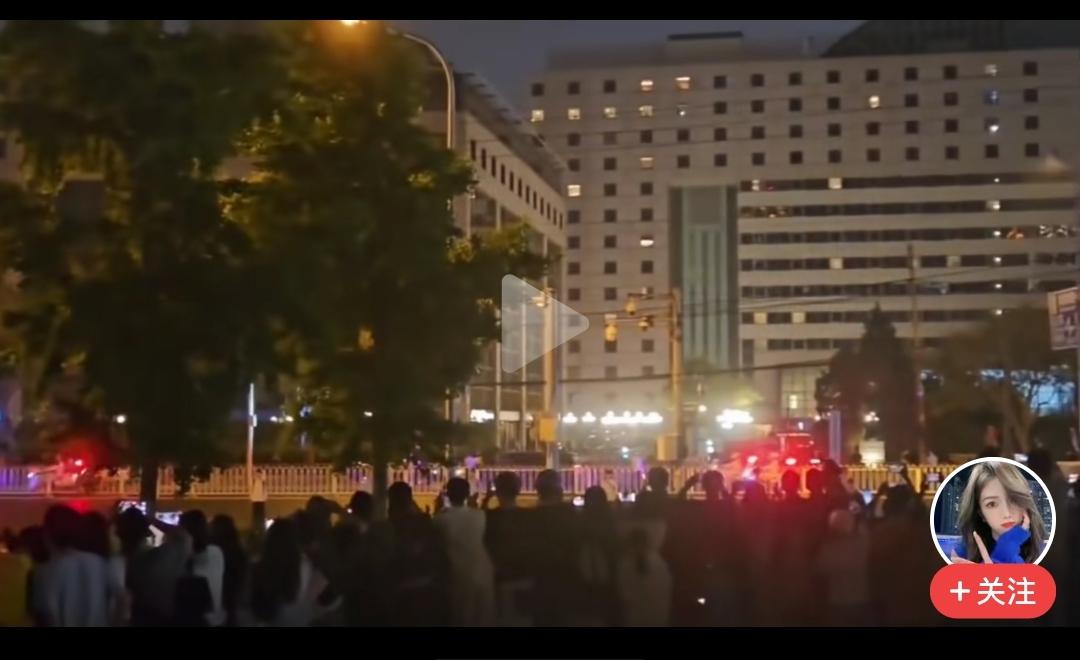 半夜，大批京爷蹲守特朗普下榻酒店前，等待车队经过，一顿狂拍，人群中发出一阵阵～哇