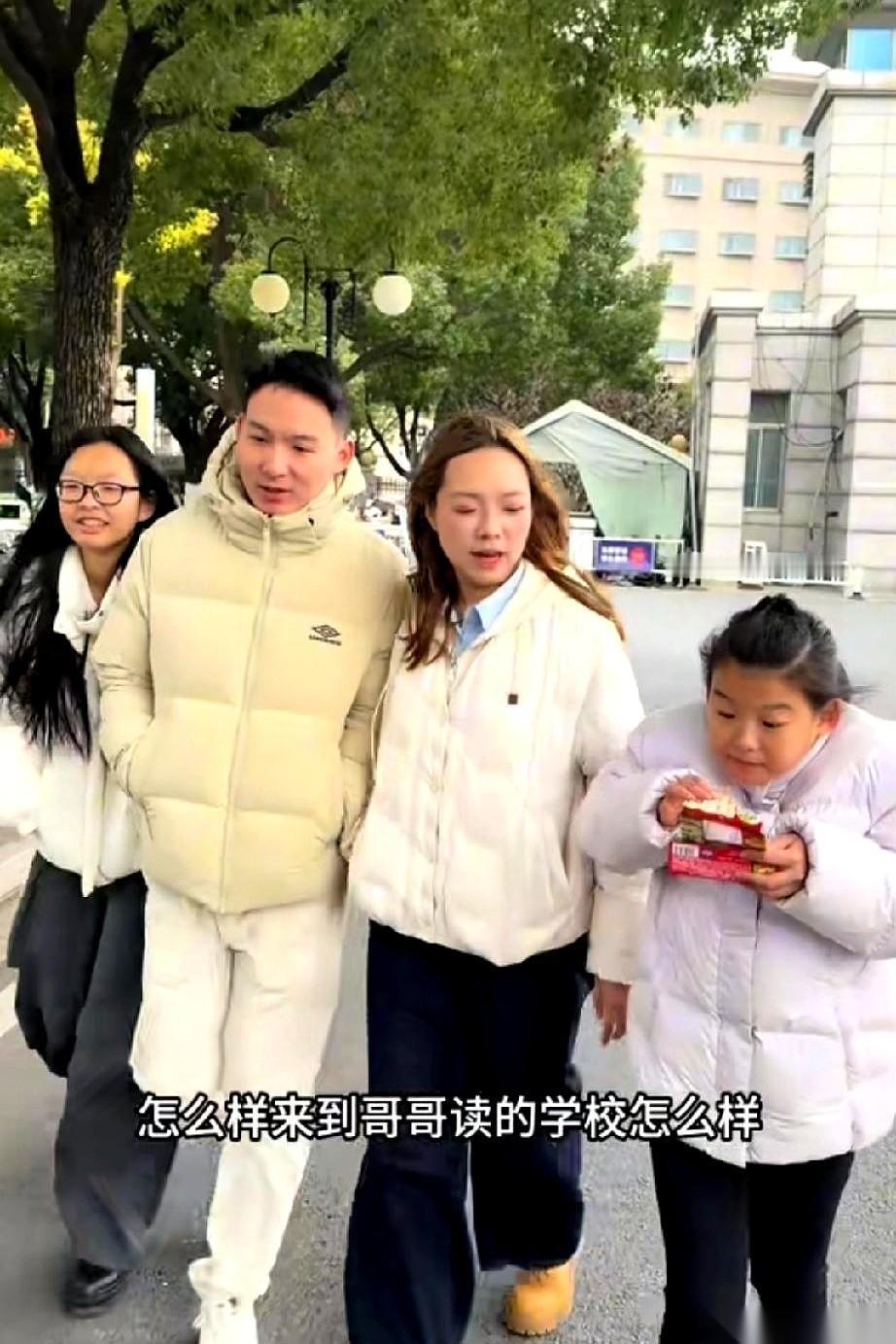 你说巧不巧，前脚前妻说要带三个闺女去看儿子，后脚老谢就接到了“重要邀请”，要去“