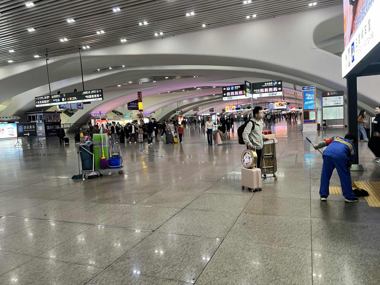 图一广州南站春运
图二深圳北站春运
广州走的人比较少，几十年发展能扎根下来的人很