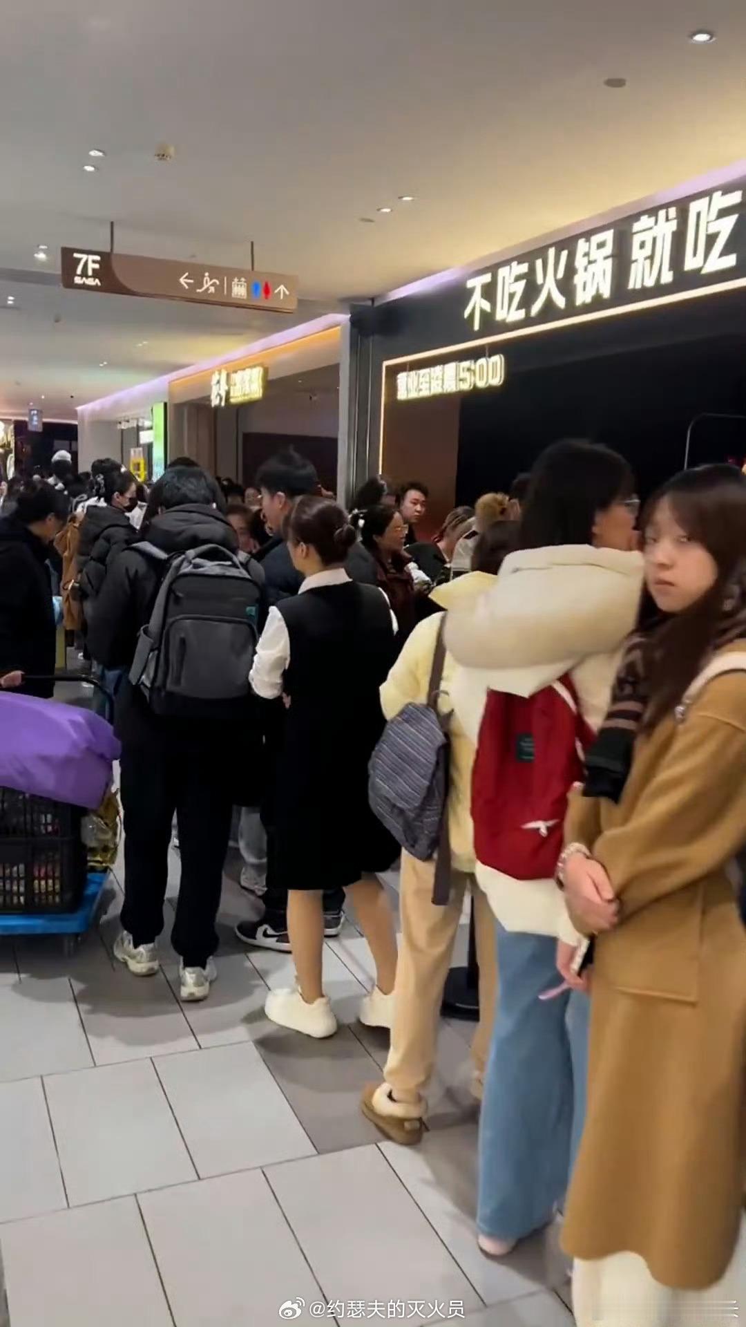 西安人为了吃鱼排队到凌晨3点我觉得这又算啥，当年我为了吃一口鱼可以绕大半个城市。