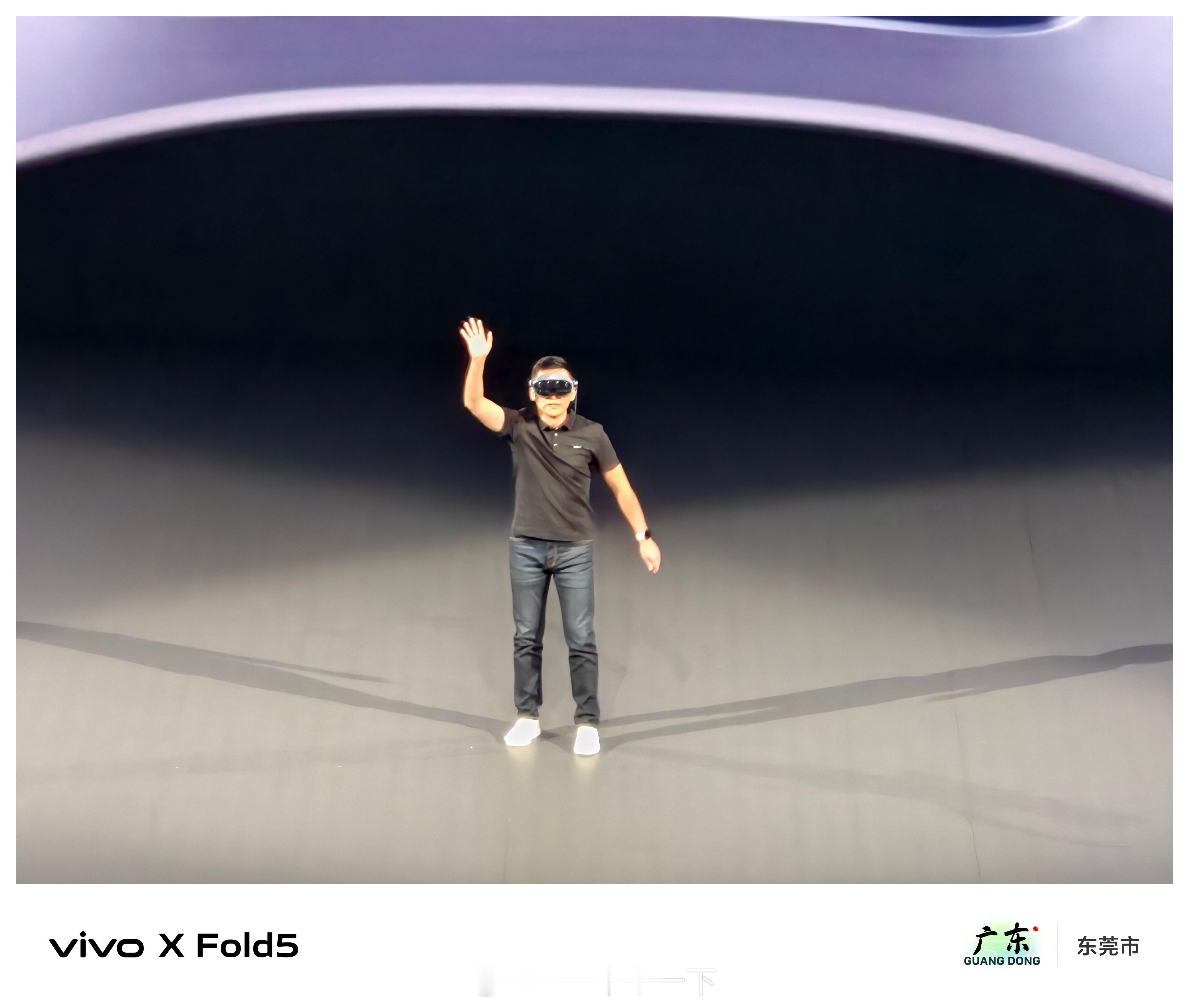 vivo智慧终端产品总经理洪沂直接戴着vivo Vision登场了[doge] 
