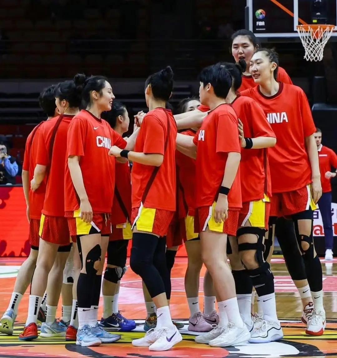 中国女篮对决捷克，中国队84-74力克对手。

比赛还剩两分钟时候，王思雨三分命