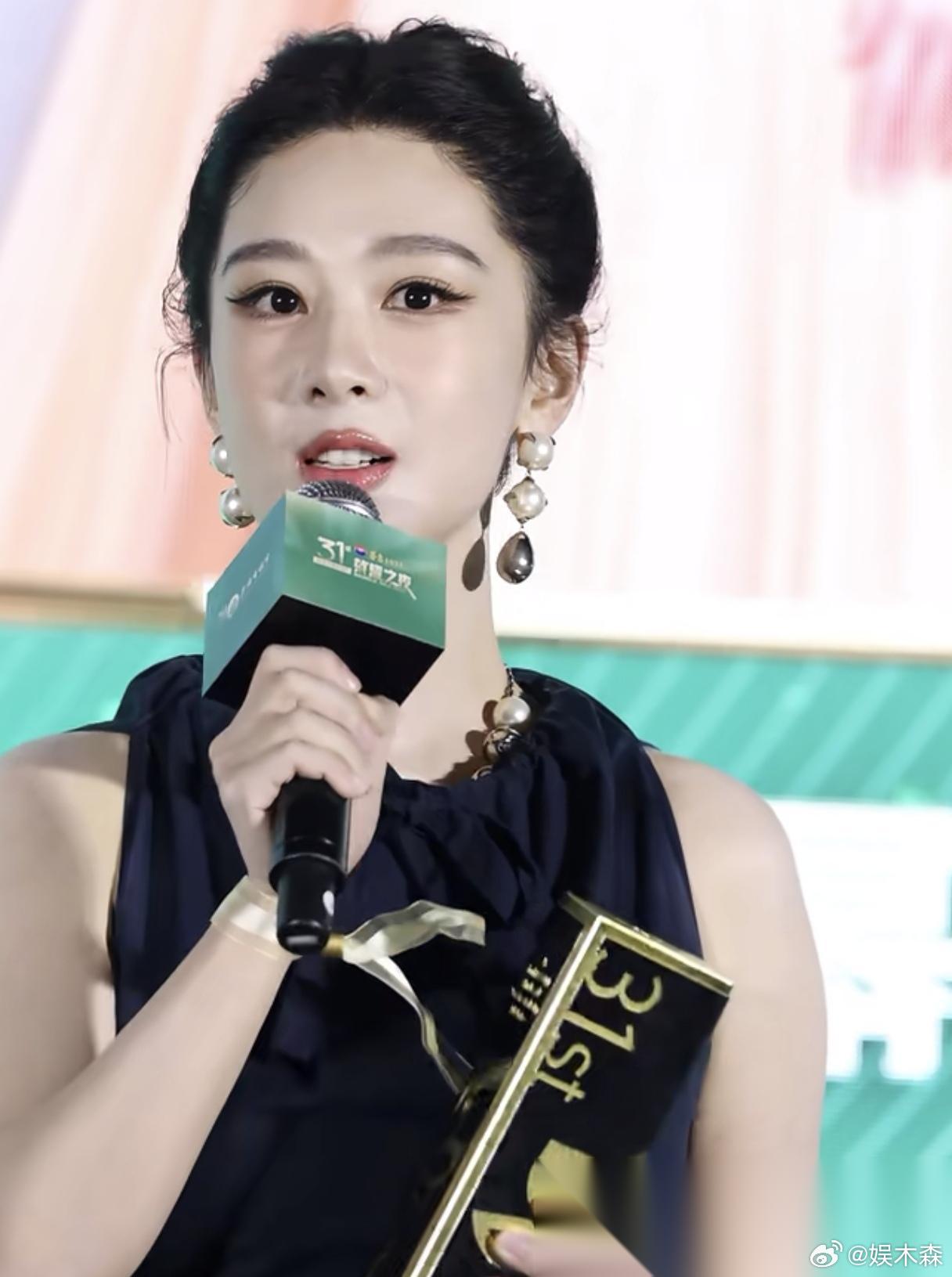 杨紫昨晚在白玉兰晚宴的发言， 越听越让人觉得难受 不是她的态度卑微，是她说的话，