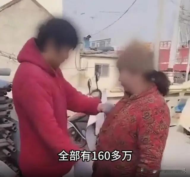 山东费县一场车祸，让李女士痛失爱子，自身亦落下终身残疾。一百多万赔偿款悉数落入丈