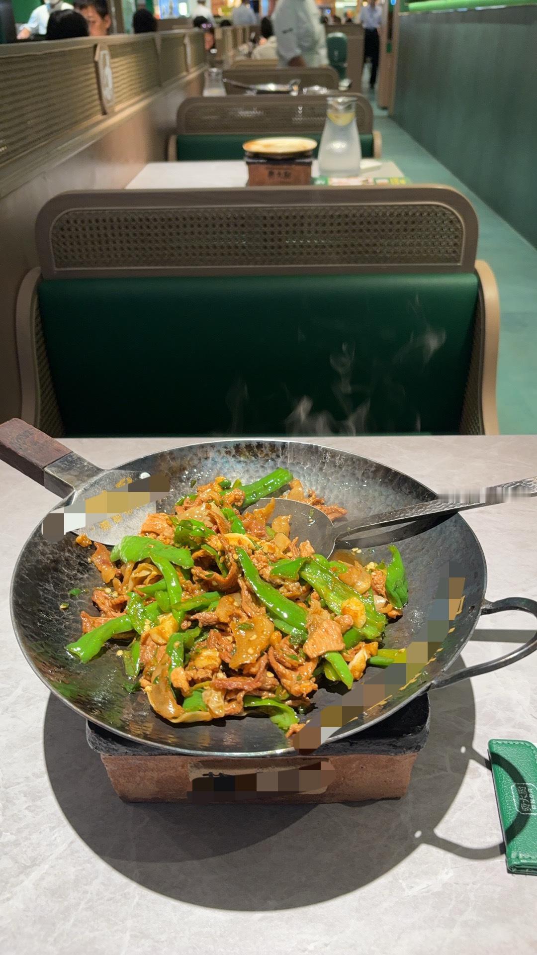 中午的午餐，
一份辣椒炒肉68元，
一碗红米饭5元（可以免费加）
其他的纸巾和茶