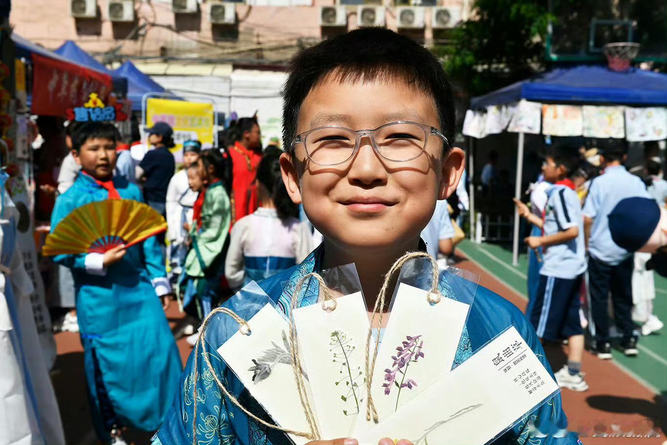 兰州草场街小学八十周年校庆 小小本草传承人，沉浸体验中医药魅力 在校庆“百草园文