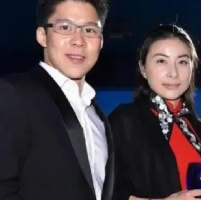 霍家选媳妇，根本不看钱。
婆婆朱玲玲当年一句话，撕掉了所有豪门剧本：“我家只要温