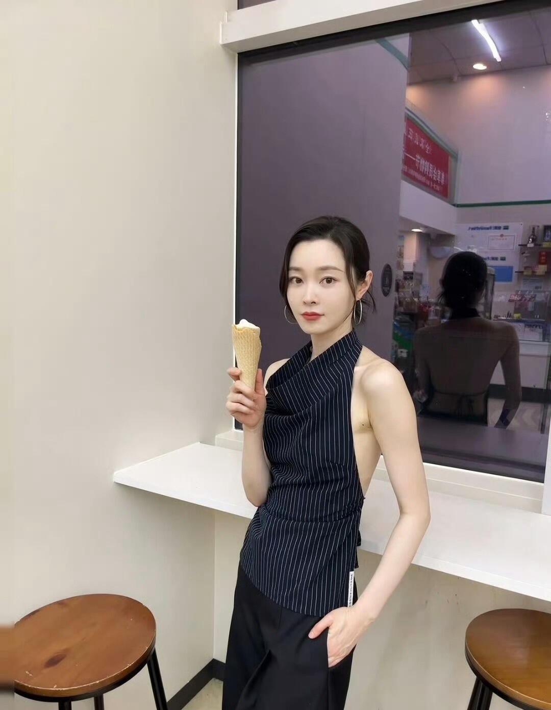 她又瘦又美，看着超惊艳！