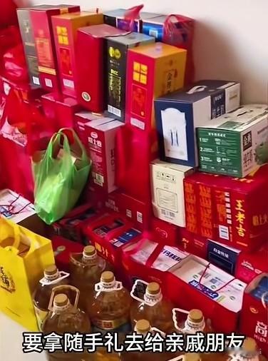 走亲戚送礼品我相信这也是在平常不过的，但是收到一大堆的礼品就有点夸张了，看屋子里