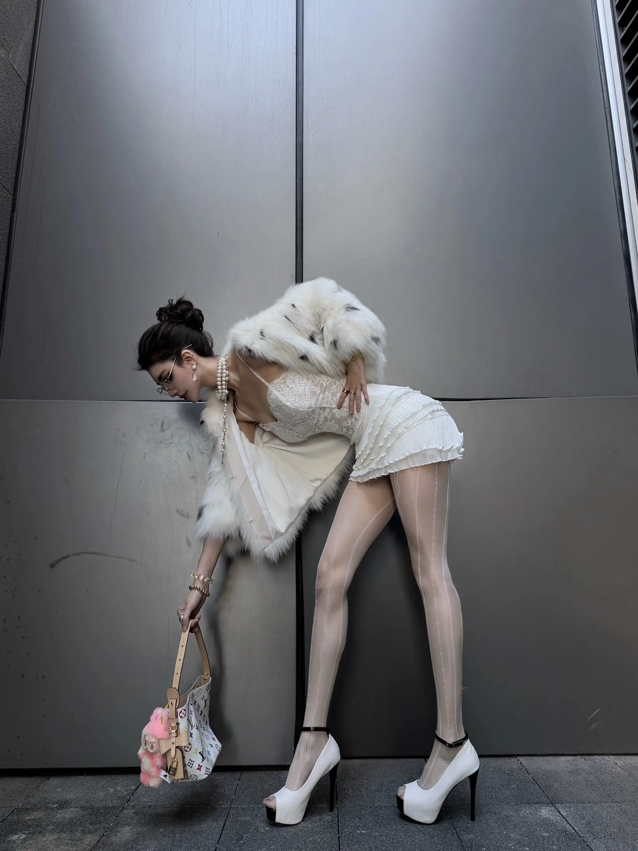 她穿着那双高跟鞋来了。