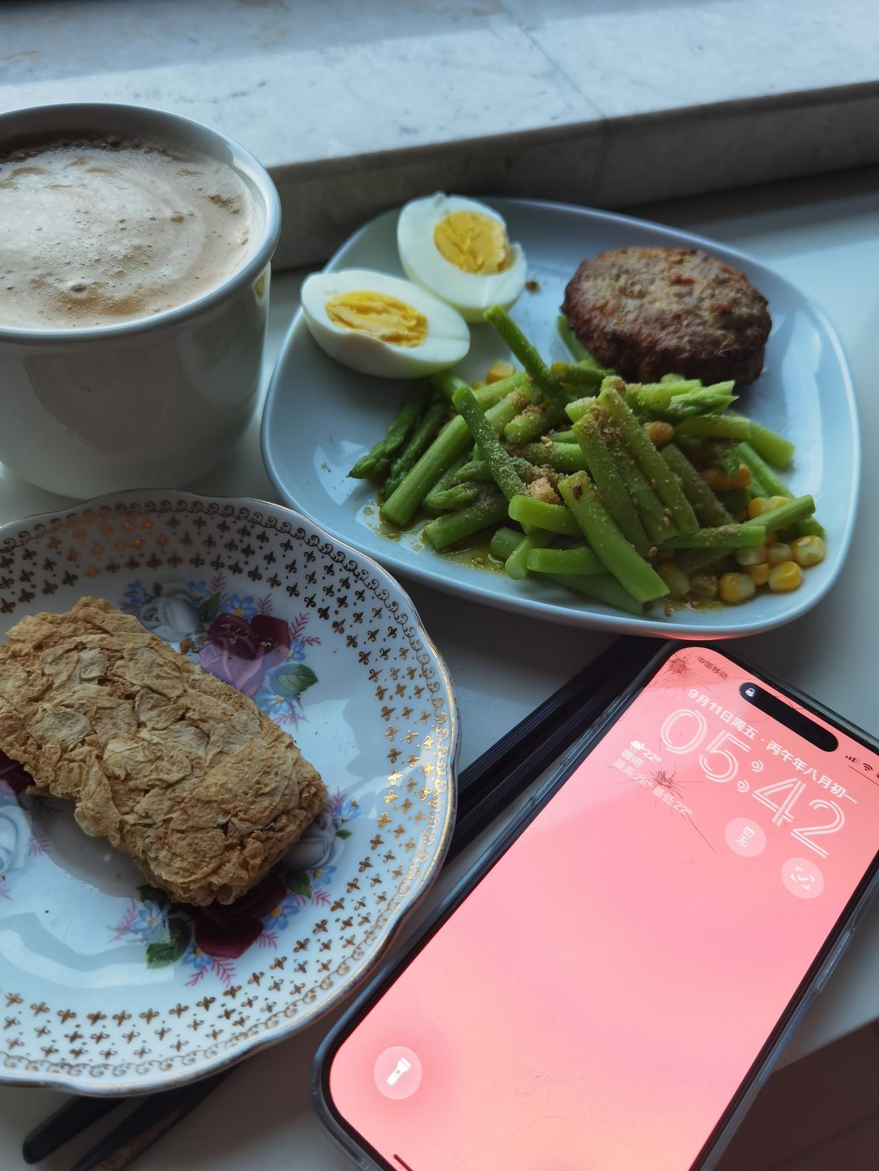 独居老人的蛋白质早餐。

今日早餐：自制牛肉饼、一个鸡蛋、一杯牛奶咖啡、一块燕麦