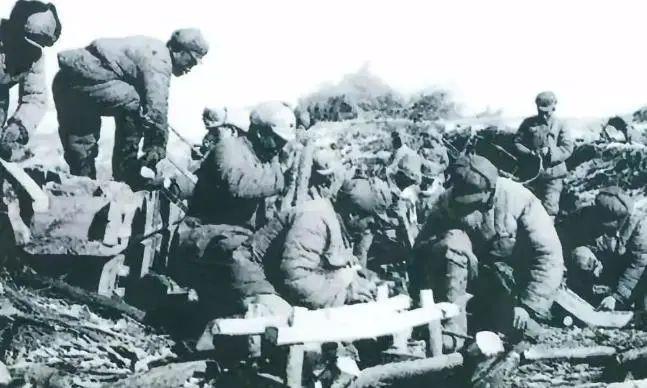 下地能种棉花，上能建摩天大楼，出门扛枪巡逻，必要时处置暴恐风险。
这个组织不拿军
