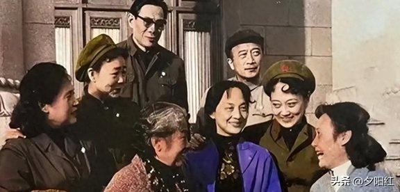 八位上世纪的电影明星，如今仍有两位健在。其中七位是“22大影星”成员，只有一位不
