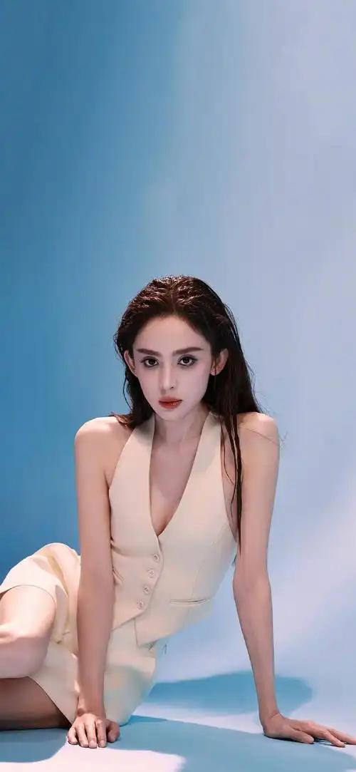 当明星们变得越来越精致，越来越挑不出毛病时，你应该知道，时代倒退
 
人们能想象