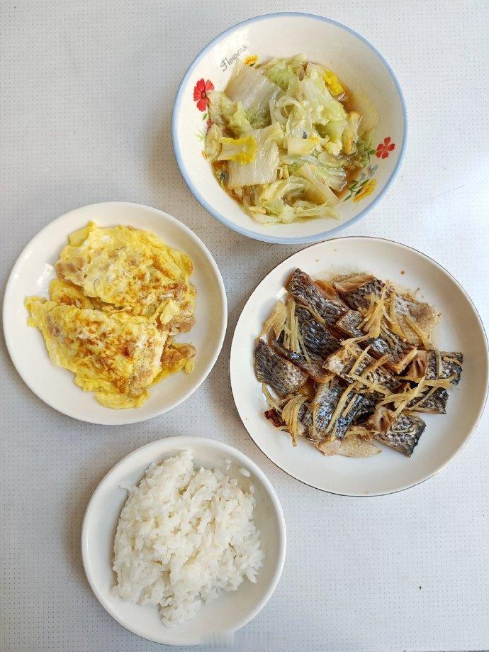 午饭，姜丝蒸罗非鱼干，萝卜干煎蛋，炒白菜，米饭。

今天萝卜干煎蛋做得很好，嫩口