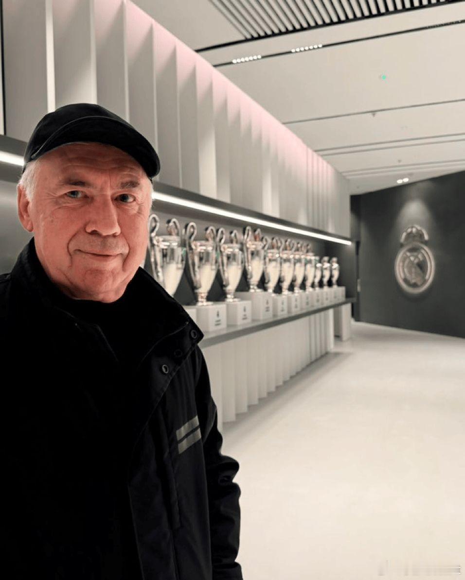 欧冠联赛，皇家马德里6-1横扫摩纳哥，安切洛蒂现身伯纳乌球场。 这位前皇马主帅更