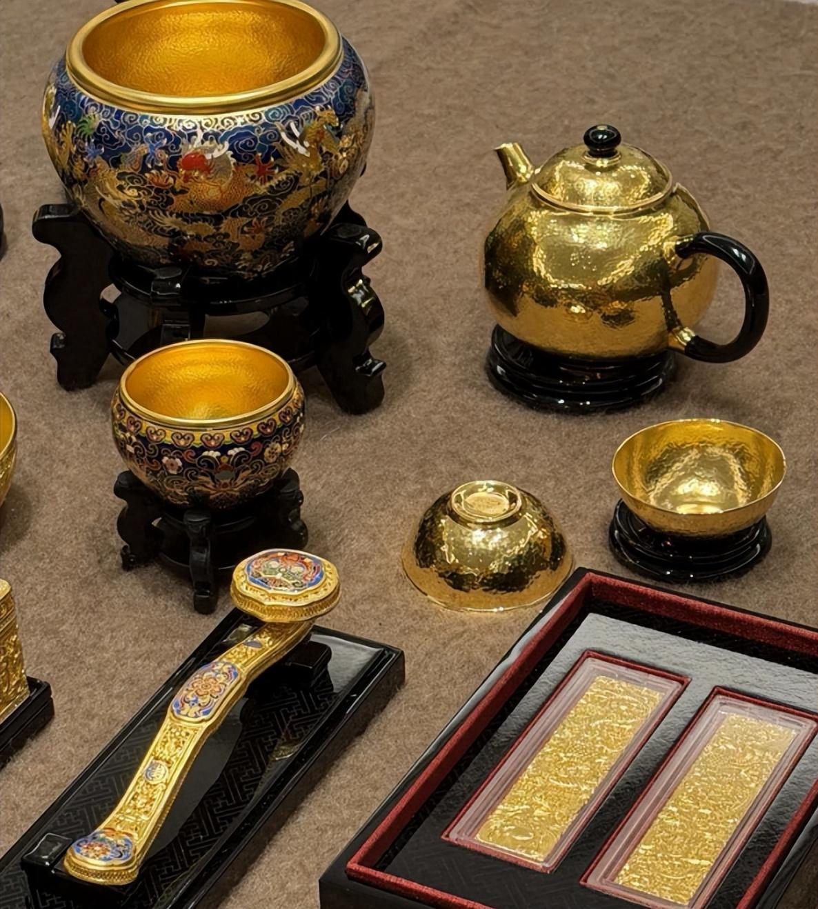 一克便宜30块，听着不多，真下手的时候就很容易上头。
有人最开始只想试试水。看到