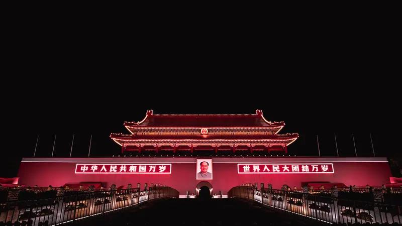 看到“人民万岁千秋颂”这个上联，我也手痒想来对一对。上联表达了民众的伟大与永恒赞