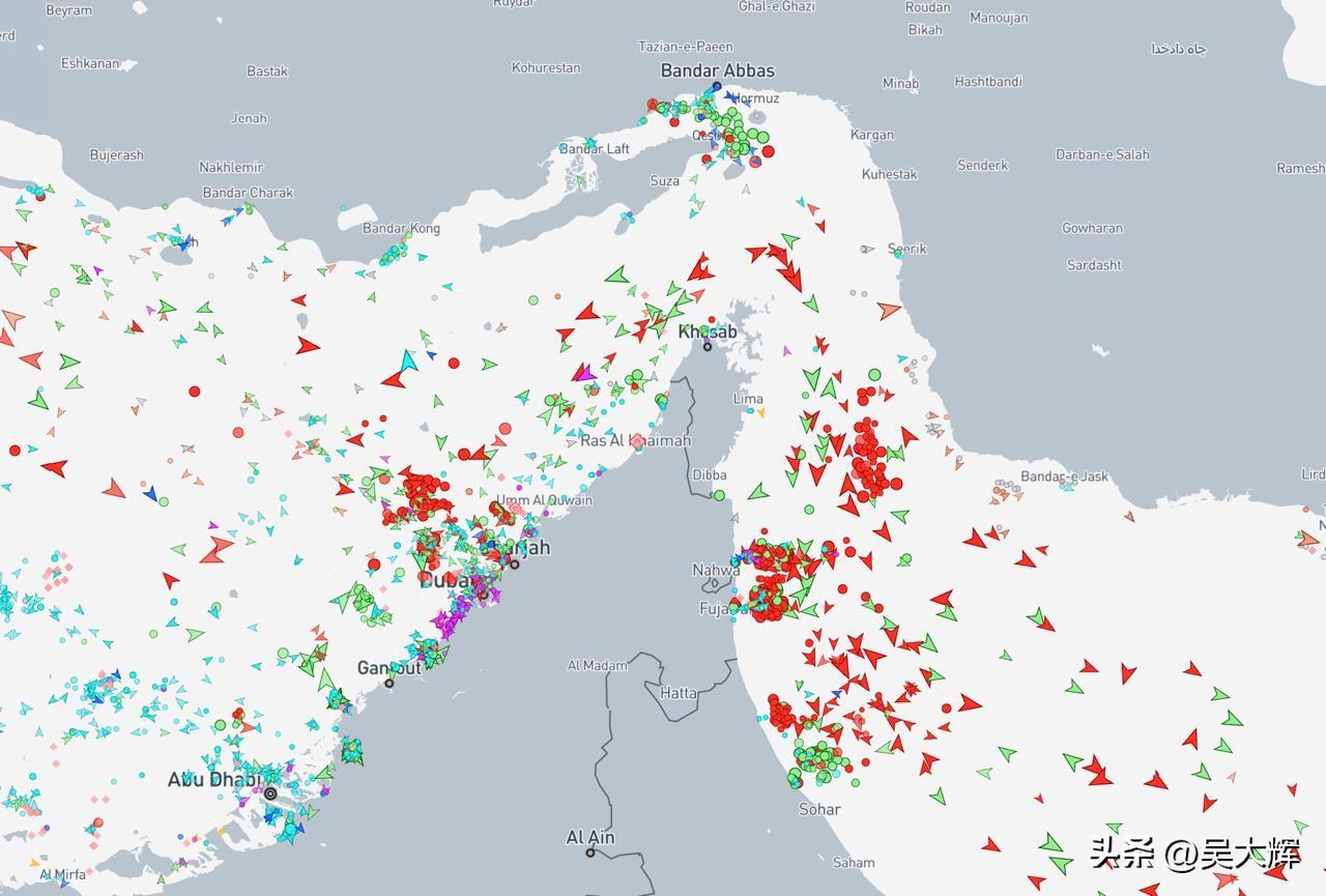 【霍尔木兹海峡现在是这个样子】仍有部分船只可以通过，看来并未完全封锁。此前，以色