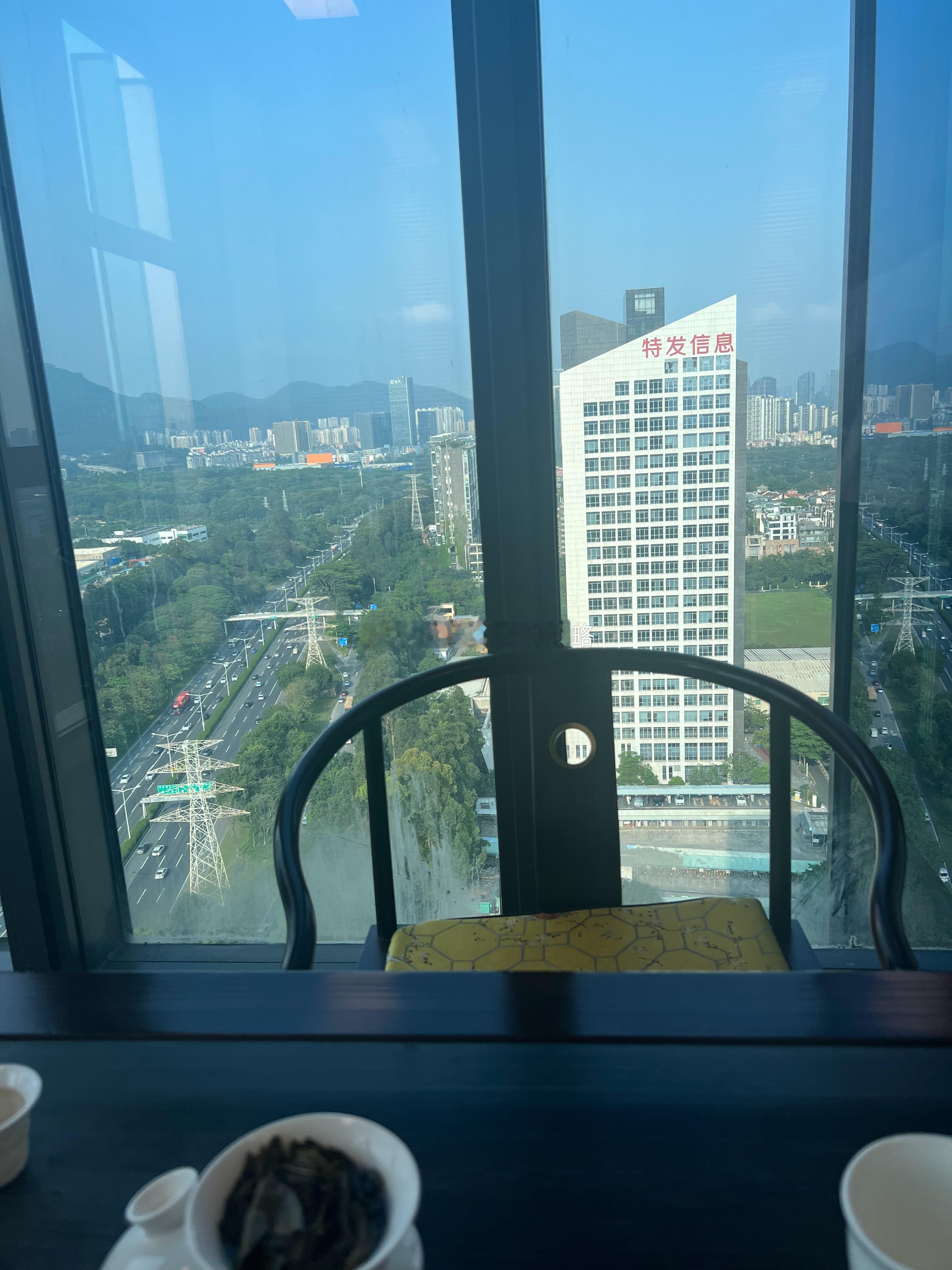 刚和一深市公司的董事长聊业务的事，我说以前没买过他们公司，太妖了；不是涨停就是跌