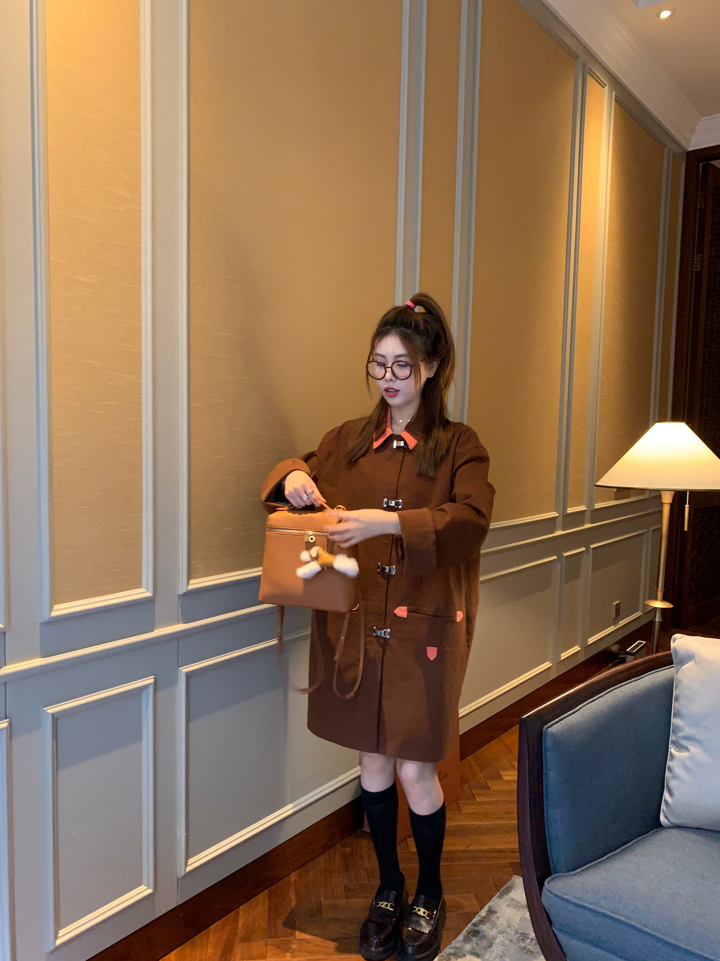 榛果咖美拉德色系的风衣一枚 精致重工少有  抽一位送粗！ ​ 