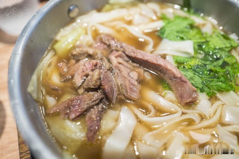 邻桌的阿婆正和老板聊着家常，蒸汽氤氲里，时光仿佛慢了下来。原来最动人的美味，从来