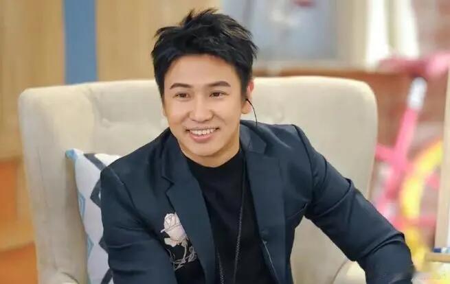 经纪人回应欧弟被曝移民日本 5日，网传欧弟频繁飞往日本冲绳看环境，准备全家移民。