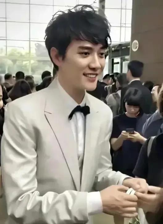 爹帅娘美，赵丽颖儿子得好看成什么样？看看冯绍峰年轻时候的颜值，温文尔雅，气质高贵