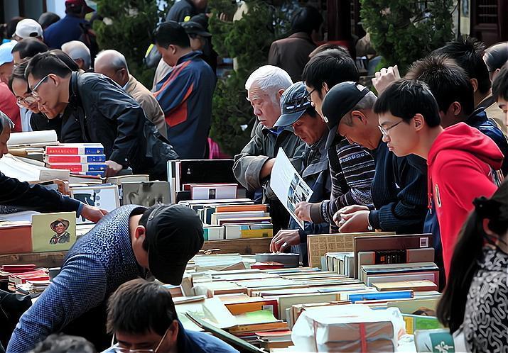 一个读过点书的流浪汉瞬间能够演变成大师，可见我们这里的当下潜心读书做学问的人是多