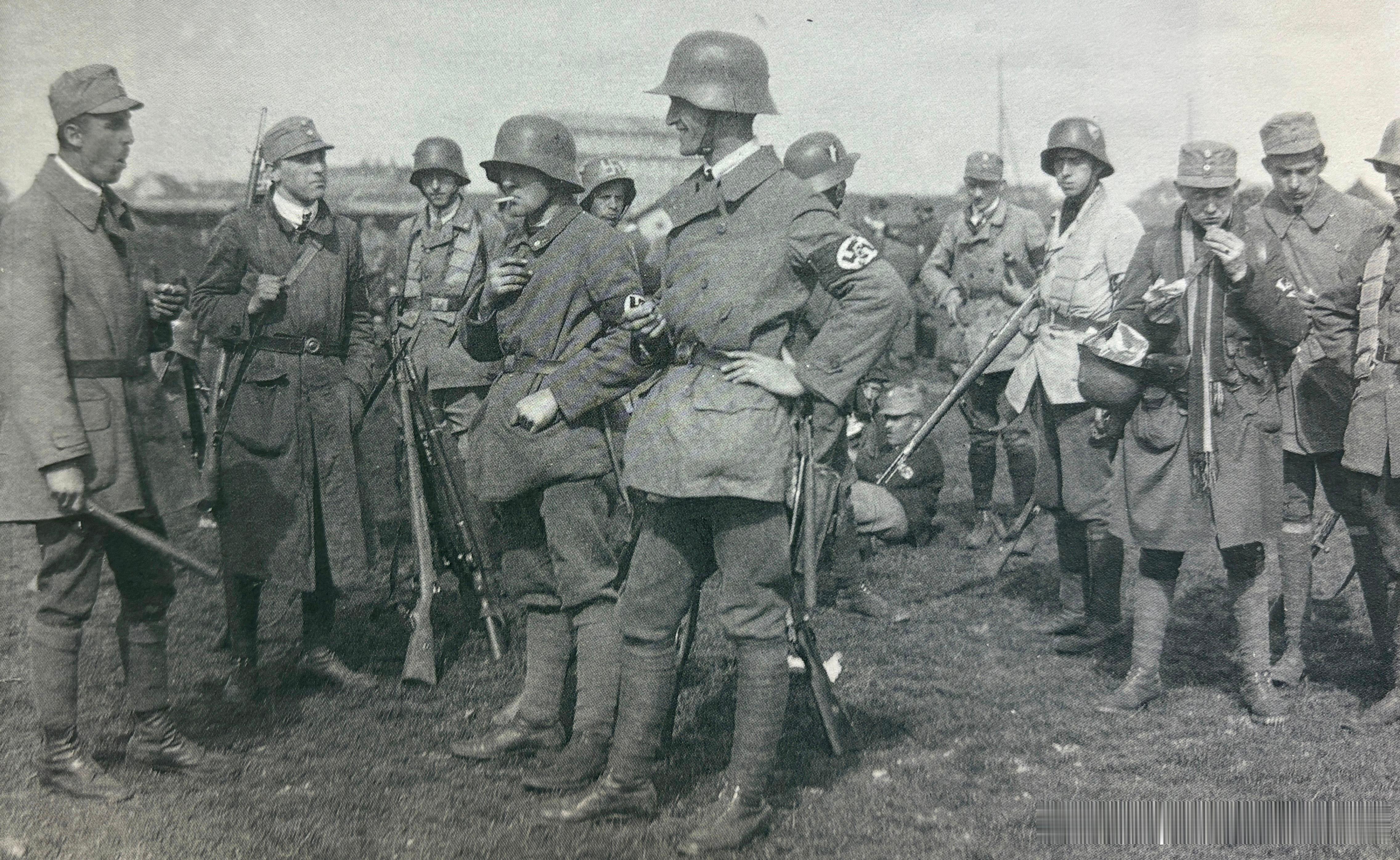 1923年的纳粹党突击队，装备步枪和警棍，大多穿着一战时的军服历史影像